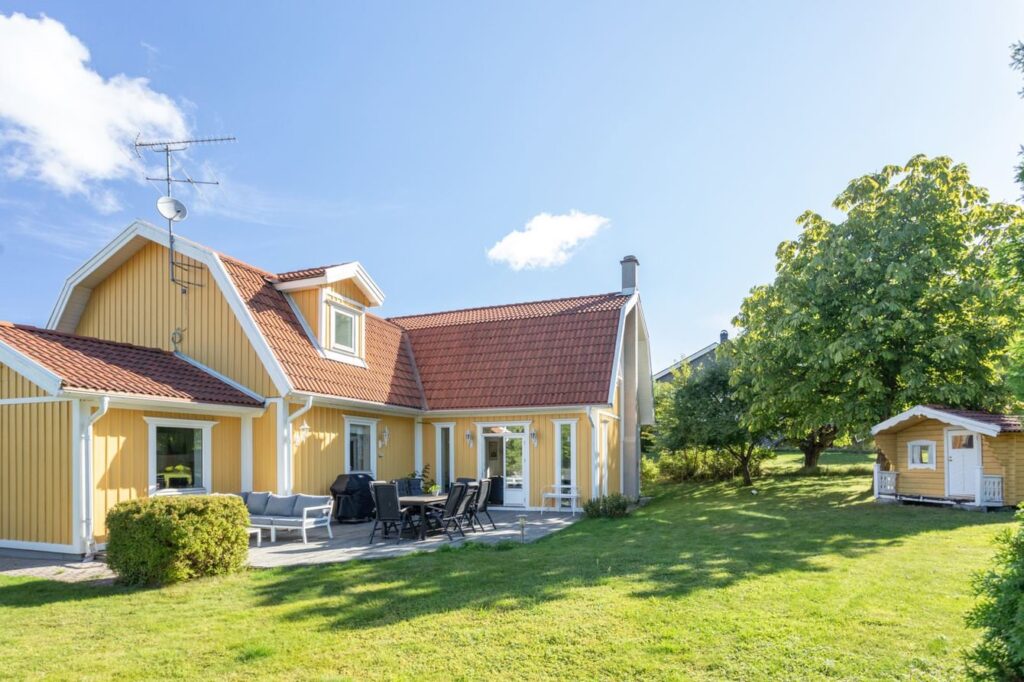 Nytvättad putsad villafasad i Märsta Brista, Stockholm