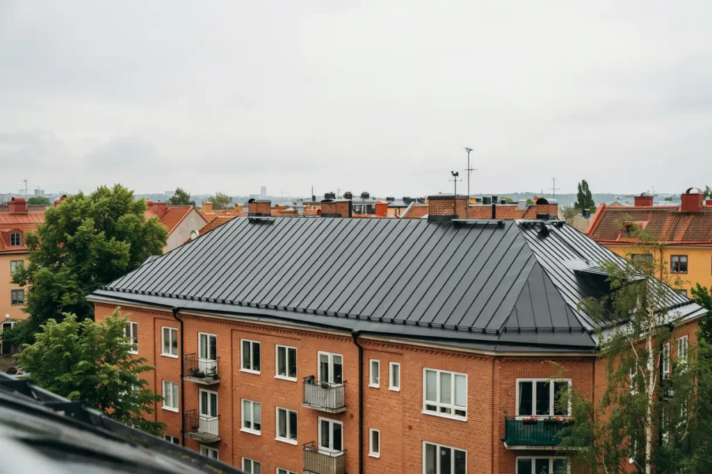 takm lning av pl ttak p bostadsr ttsf rening i rissne sundbyberg