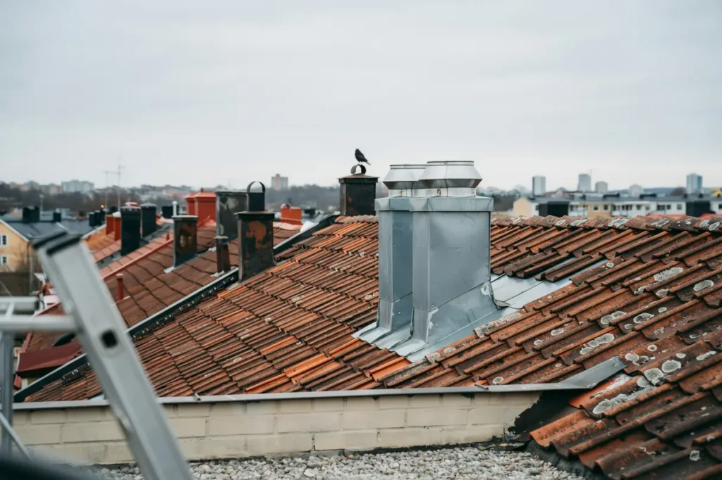 tillverkning och montering av skorstenshuvar p bostadsr ttshus i rissne